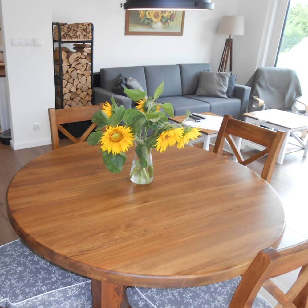 okrągły st&oacute;ł drewniany